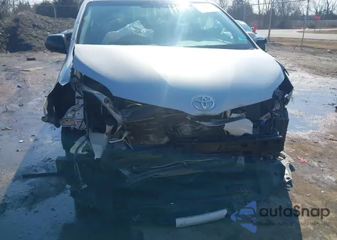 2015 Toyota Sienna Le 8 Passenger z USA, uszkodzony, nr VIN 5TDKK3DC5FS584622